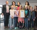 Bild: Susanne Schwab, Stadt Amberg
Stolz präsentieren die Schülerinnen und Schüler des Fairtrade-Teams der Albert-Schweitzer-Schule zusammen mit (von links nach rechts) Dr. Helmut Kollhoff, Rektorin Marion Weigl sowie Ingrid Lehnerer und Verena Kandziora ihre Auszeichnung als Fairtrade-Schule.