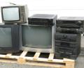 Bild: Köppl
Palettenweise haben sich in den vergangenen Tagen vor dem Elektrofachgeschäft Hein in Oberviechtach alte Röhren-Bildschirme, Stereoanlagen und Videorecorder gesammelt. Viele Kabelkunden kauften sich neue Geräte mit Gigitaltechnik.