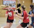 Bild: Hubert Ziegler
Die Sulzbacher Aufbauspielerin Lena Zientek (links) im Vorwärtsgang. Nach fünf vergeblichen Anläufen klappte es nun beim sechsten Versuch: Der HC Sulzbach feierte beim MHV Schweinfurt den ersten Auswärtssieg in dieser Saison.