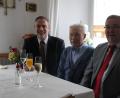 Bild: ads
Zum 80. Geburtstag gratulieren Theodor Zollitsch senior (Mitte) aus Kemnath Pfarrer Josef Irlbacher (links) und Bürgermeister Josef Reindl.