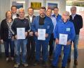 Bild: exb
Verbandsdirektor Thomas Knoll (Vierter von links) gratulierte zusammen mit den zuständigen Vorgesetzten und dem Personalrat den Arbeitsjubilaren des ZMS Georg Höfler, Robert Meierhofer und Georg Baringer (vordere Reihe mit Urkunden von links nach rechts) zu zusammen105 Jahren Betriebszugehörigkeit.