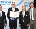 Bild: exb
Tobias Kemptner von der DJK Dürnsricht (Zweiter von links) erhielt aus den Händen von BFV-Präsident Rainer Koch (links) und Ex-Nationalspieler Dietmar Hamann (rechts) die Auszeichnung als Ehrenamtskreissieger. Auch Kreisehrenamtsbeauftragter Georg Höcherl (Zweiter von rechts) gratulierte.