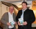 Bild: stg
Verleger Eckhard Bodner (links) und Bezirksheimatpfleger Tobias Appl stellten den „Oberpfälzer Heimatspiegel 2019“ in Eschenbach vor.