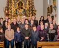 Bild: tkr
Seit Jahrzehnten glücklich verheiratet: Im Bild die Jubelpaare aus der Pfarreiengemeinschaft zusammen mit Pfarrer Herbert Rösl (links) und Pastoralreferent Andreas Hartung (Fünfter von links).