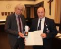 Bild: kro
Mit der Verdienstmedaille des Verdienstordens der Bundesrepublik Deutschland wurde Engelbert Träger von Landrat Wolfgang Lippert im Auftrag von Bundespräsident Dr. Frank-Walter Steinmeier ausgezeichnet.