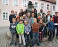 Bild: exb
Ministranten und Pfadfinder spendeten 650 Euro für das Projekt „ProKENYA“. Im Bild die Kinder mit (hinten von links) Ulrich Frey, Nicolas Wambugu, Bruder David Muchocki, Stadtpfarrer Georg Flierl, Steven Waweru.