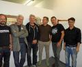 Bild: Winkler
Vor den skurrilen Devotionalien rund um den Film fühlen sich die Herren wohl. Von links: Organisator Tobias Punzman, KV-Vorsitzender Wolfgang Herzer, Schwafi-Illustrator Andreas Hanauer (hangover), Autor Klaus Schwarzfischer, Hauptdarsteller Hans Schröck und Schauspieler David Nguyen.