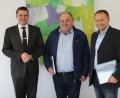 Bild: exb
Landrat Thomas Ebeling (links) empfing den neuen Buchtal-Werkleiter Thomas Betz (rechts) und seinen Vorgänger Josef Meßmann (Mitte) zum Antrittsbesuch.