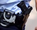 Bild: Oliver Berg
Ein Polizist mit Handschellen und Pistole am Gürtel. Foto: Oliver Berg/Archiv