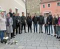 Bild: exb
Die Sprecher der zehnten Klassen versammelten sich zu einem Gedenken an den „Stolpersteinen“ in der Nabburger Altstadt.