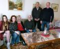 Bild: rn
Enkeltochter Viktoria, Tochter Andrea (von links), Bürgermeister Peter Lehr, Seniorenbeauftragter Udo Müller und Sohn Matthias (von rechts) gratulieren Hannelore Helzel zum 80. Geburtstag.