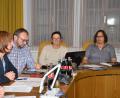 Bild: fjo
Heimatpfleger Andreas Ringholz und Architektin Petra Hofmann (von rechts) stellen dem Marktrat ein Nutzungskonzept für den Reichenauer Stadl vor.