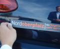 Bild: Gabi Schönberger
Wirtschaftsclub-Vorsitzender Anton Braun präsentiert ein Produkt der Marke Nordoberpfalz, einen Autoaufkleber: Nordoberpfalz - wo Bayern mehr wert ist.