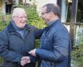 Bild: exb
Mesner Siegfried Stock (rechts) übergibt Pfarrer Siegfried Wölfel das Handy von Peter Lehmeier.