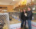 Bild: bsc
Zwei erfolgreiche Wochenenden liegen hinter dem Kleintierzuchtverein Krummennaab. Wolfgang Brunhofer, Martin Gruber und Josef Hanauer (von links) freuten sich über zahlreiche Unterstützer der beiden Lokalschauen und über die erzielten Höchstnoten und Punkte ihrer „Lieblinge“.