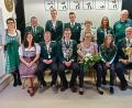 Bild: bsc
Vorsitzende Edeltraud Kaßeckert (links stehend) gratulierte den neuen Schützenkönigen und Rittern des Schützenvereins Frauenreuth. (vorne, von rechts) Seniorenkönig Peter Kaßeckert, Jugendkönig Sandra Schraml, Schützenliesl Carola Stengl, Schützenkönig Adrian Käß und Luftpistolenkönig Christian Kraus. Den Titel des ersten und zweiten Ritters erkämpften sich (hinten von rechts) Heinz Störtzer, Jasmin Stengl, Heike Wildenauer, Patrick Stengl, Dominik Stock, Wolfgang Schlicht sowie (vorne, links sitzend) Elena Schlicht.