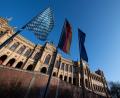 Bild: Sven Hoppe/dpa
Die Fahnen von Bayern (von links), Deutschland und Europa wehen vor dem bayerischen Landtag. Seit der Landtwagswahl am 14. Oktober sind 17 Wahkbeanstandungen eingegangen.
