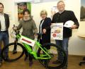 Bild: Hirsch
Carola Lotter (Zweite von links) gewann den Preis des Gewinnspiels "Baustellenpass". Roland Kittel, Christiana Roidl-Burggraf und OB Andreas Feller (von links) überreichten ihr das sportliche E-Mountainbike.