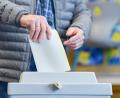 Bild: Uwe Anspach/dpa
Mit neun Monaten Verspätung dürfen an diesem Wochenende auch Vilsecker, Schlichter und Sorghofer in Sachen Pfarrgemeinderat an die Wahlurne.