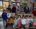 Bild: adj
Stolz präsentieren die Vertreter der Kinder der acht Klassen der Grundschule die gepackten Pakete.