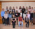 Bild: kgg
20 Schülerinnen und mit Timo Rosner (sitzend, Bildmitte) ein männlicher Teilnehmer der Waldsassener Mittelschule werden ihre Freizeit im Rahmen der „Sozial-AG“ während diese Schuljahres ihre Freizeit mit älteren Menschen des Senioren- und Pflegeheimes St. Martin verbringen. Links Heimleiter Bernhard Riedl sowie Andrea Eckstein (Dritte von links), Rektorin Claudia Strobl-Dietrich, Lehrerin Sandy Wendt (untere Reihe, von rechts) und Kathrin Dietz (obere Reihe, rechts).