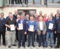 Bild: frd
Die Feierlichkeiten zum 115-jährigen Bestehen nutzte die Feuerwehr Pirkhof, um diese Mitglieder für 25, 40, 50 und 60 Jahre Zugehörigkeit zu ehren. Die Auszeichnungen überreichten Vorsitzender Josef Fuchs (rechts) und Kommandant Oswald Schaller (links).