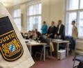 Bild: Armin Weigel/dpa
Ein Justizbeamter steht in einem Verhandlungssaal des Landgerichts. Mit dem illegalen Verkauf von Kennwörtern für Bezahlfernsehen sollen fünf Männer einen Pay-TV-Sender um fast 17 Millionen Euro gebracht haben. Die Staatsanwaltschaft wirft den Angeklagten unter anderem Bilden einer kriminellen Vereinigung und Computerbetrug vor.