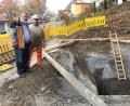 Bild: ihl
Der Stahlkäfig ist bereits im Schacht. Dieser Tage fließt Beton, erklärt Kapo Roland Lurtz (rechts). Mit im Bild Ortsheimatpfleger Heinrich schwarz.
