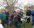 Bild: rn
Robert Herl steht unter genauer Beobachtung: Die Gartenfreunde der evangelischen Kirchengemeinde verfolgen beim Obstbaumschnittkurs exakt seine Erläuterungen und praktischen Demonstrationen.