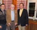 Bild: exb
Jürgen Eckert (links) und Helmut Heinrich (rechts) zeichneten Helmut Mayer für seine 80-jährige Mitgliedschaft aus.