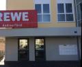 Bild: wro
Das Schild ist bereits ausgewechselt. In wenigen Tagen erfolgt die Eröffnung des Rewe-Markts am Wiesauer Marktplatz.