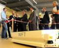 Bild: Stephan Huber
Das Pilotprojekt „Industrie 4.0“ des Beruflichen Schulzentrums Amberg zeigt Minister Bernd Sibler (Sechster von links), dass hochwertige Technologie im ländlichen Raum genauso gut umgesetzt werden kann wie in Metropolen.