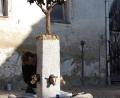 Bild: mad
Der von Künstler Vasilij Plotnikov (im Hintergrund) gestaltet Brunnen am General-Stephan-Platz nimmt mehr und mehr Gestalt an.