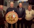 Bild: sön
Gemeinsam mit Gründungsmitglied Josef Lotter (links) und Vilshofens Schützenmeister Josef Spies überreicht Landrat Richard Reisinger die von ihm gespendete Jubiläumsscheibe an Klaus Kryschak (von rechts).