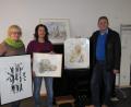 Bild: ubb
Gerda Müller, Nicole Schuller und Malkreisleiter Hans-Günther Pietschmann(von links) haben sich mit ersten Werken im Museumscafé getroffen - zur Besprechung der Vernissage am Samstag.