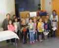 Bild: exb
Das Bild zeigt einige Schüler mit Laternen zusammen mit Amanda Schmidt-Castillo (rechts) und Rektorin Irmgard Wittmann (links) bei der Übergabe der Spendenpakete.