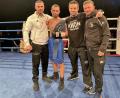 Bild: exb
Beim Titelgewinn von Profiboxer Timo Schwarzkopf fungierte Dr. Markus Johannes-Rueth (links), Chefarzt der Sportklinik an der Asklepios Orthopädischen Klinik Lindenlohe, als ärztlicher Betreuer und Mental-Coach.
