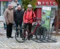 Bild: rn
Zweiter Bürgermeister Karl Lorenz (rechts) stellt seinen Amtskollegen (von links) Klaus Lehl und Peter Lehr die neue E-Bike-Ladestelle mitten auf dem Marienplatz vor.