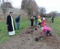 Bild: jhö
Der Prior des Klosters P.ater Benedikt staunt über den Eifer der jungen Gartler beim Pflanzen der "Naschecke" mit Wildfrüchten an der Klostermauer.