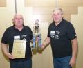 Bild: hme
Reinhard Meiler (links) erhält aus Händen des Vorsitzenden Georg Rosner (rechts) den Wanderpokal und die Urkunde zur Clubmeisterschaft.