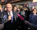 Bild: Wera Engelhardt/dpa
Peter Altmaier (CDU), Bundesminister für Wirtschaft und Energie, gibt In Redwitz ein Interview. Im Hintergrund demonstrieren Menschen gegen neue Stromtrassen.