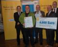 Bild: Hanna Gibbs
Den Bürgerenergiepreis Oberpfalz überreichen Regierungsvizepräsident Christoph Reichert (links) und Bayernwerk-Vertreter Christoph Henzel (rechts) an Stefan Kurz (Zweiter von links). Bürgermeister Rudolf Götz (Mitte) und stellvertretender Landrat Albert Nickl gratulierten.