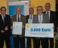Bild: gibb
Manfred Klemm (Zweiter von links) nimmt den Bürgerenergiepreis für das Projekt „Energieschule Amberg-Sulzbach“ von Regierungsvizepräsident Christoph Reichert (links) und Bayernwerk-Vertreter Christoph Henzel (rechts) entgegen. Ebermannsdorfs Bürgermeister Josef Gilch (Mitte) und stellvertretender Landrat Hans Kummert gratulieren.