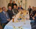 Bild: jr
Die Verantwortlichen der Zweckgemeinschaft Steinwaldloipe traf sich zur Jahresversammlung im Landgasthof Obst in Pechbrunn. Mit dabei waren Vorsitzender Wolfgang Braun (stehend links), sowie die Bürgermeister Hans Donko und Ernst Neumann (sitzend von links) und Gottfried Härtl (sitzend Zweiter von rechts) aus Friedenfels.