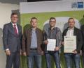 Bild: exb
Bildtext: Andreas (2. v. l.) und Markus Bäumler (2. v. r.) freuen sich mit Kilian Kraus (Mitte) über die Auszeichnung als kammerbester Werkzeugmacher der Abschlussprüfungen 2018.