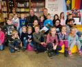 Bild: do
Vier Lesepaten – alles Väter oder Mütter von Schülern – begeistern in der Grundschule Am Rauhen Kulm die Kinder im Zuge des bundesweiten Vorlesetags mit spannenden Erzählungen.