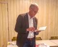 Bild: otj
Pfarrer Burkhard Hose liest aus seinem Buch "Aufstehen für ein neues Wir", in dem er Erlebnisse und Geschichten mit Flüchtlingen niedergeschrieben hat.