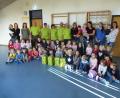 Bild: mad
Vertreter des Gartenbauvereins überraschten Kinder und Erzieherinnen des Schwarzachtal-Kindergartens mit einer Saftspende.