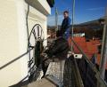 Bild: Stadt Weiden
Arbeiter montieren die neuen, vergoldeten Zeiger der Turmuhr am Alten Rathaus.