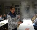 Bild: hka
Den alten Brauch des Räucherns von Kräutern und Harz demonstriert die Kräuterpädagogin Edith Niebler im Schulmuseum.